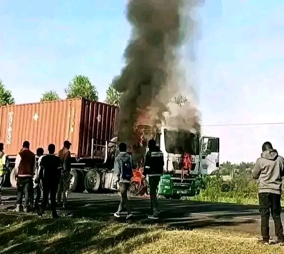 Trailer Bursts Into Flames Along Kericho–Kisumu Highway as Residents Rush to Contain Fire