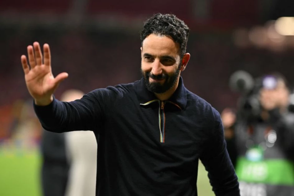 Amorim keeps faith with Bayindir for Manchester derby