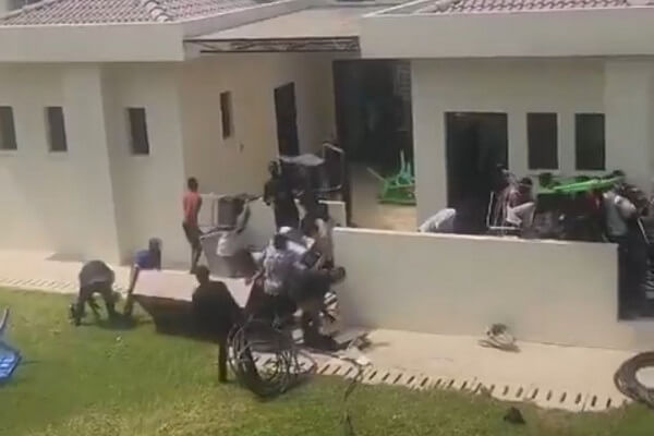 Protesters Destroy Cars and Property at Kenyan Embassy in Kinshasa
