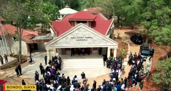 PRESIDENT RUTO LEADS THE COMMISSIONING OF RAILA ODINGA’S MAUSOLEUM IN SIAYA. THE CEREMONY HONOURS THE LATE FORMER PRIME MINISTER’S LEGACY AND CONTRIBUTION TO KENYA.